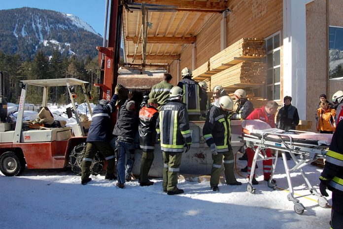 Eingeklemmte Person in Obsteig - Erstversorgung durch den Notarzt, Foto: Freiwillige Feuerwehr Mieming