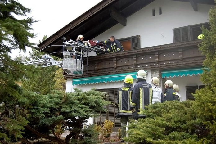 Feuerwehren und Rotes Kreuz - Personenbergung mittels Drehleiter, Foto: Freiwillige Feuerwehr Mieming